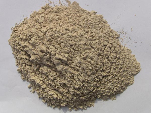 礬土性質(zhì) 礬土主要成分是氧化鋁，為煉鋁和耐火材料的主要原料。白色或灰白色，因含鐵而呈褐黃或淺紅色。密度3.45g/cm3，硬度1～3，不透明，質(zhì)脆。極難熔化，不溶于水，能溶于硫酸、氫氧化鈉溶液。 地區(qū)分布 中國(guó)鋁土礦資源比較豐富，在全國(guó)18個(gè)省、自治區(qū)、直轄市已查明鋁土礦產(chǎn)地205處，其中大型產(chǎn)地72處（不包括臺(tái)灣），主要分布在山西、山東、河北、河南、貴州、四川、廣西、遼寧、湖南等地。 投資前景 1.可用于煉鋁工業(yè)。用于國(guó)防、航空、汽車、電器、化工、日常生活用品等。 2.可用于精密鑄造。礬土熟料加工成細(xì)粉做成鑄模后精鑄。用于軍工、航天、通訊、儀表、機(jī)械及醫(yī)療器械部門(mén)。 3.可用于耐火制品。高鋁礬土熟料耐火度高達(dá)1780℃，化學(xué)穩(wěn)定性強(qiáng)、物理性能良好。 4.硅酸鋁耐火纖維。用于鋼鐵、有色冶金、電子、石油、化工、宇航、原子能、國(guó)防等多種工業(yè)，消防人員可用耐火纖維布做成衣服。 5.制造礬土水泥、研磨材料、陶瓷工業(yè)以及化學(xué)工業(yè)可制鋁的各種化合物。 鋁礬土磨粉制備 鋁礬土粉是選用煅燒過(guò)的熟鋁礬土礦石用雷蒙磨加工制成的細(xì)粉，粒度通常為100目-325目，在耐火材料行業(yè)得到了廣泛的應(yīng)用。通常加工的流程為先經(jīng)顎式破碎機(jī)進(jìn)行破碎，然后篩分進(jìn)入鋁礬土雷蒙磨或鋁礬土超細(xì)磨粉機(jī)中，進(jìn)行鋁礬土粉制備，使其應(yīng)用更加廣泛。