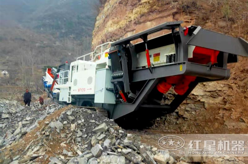 露天采礦碎石移動式破碎機現場 露天采礦碎石移動式破碎機現場