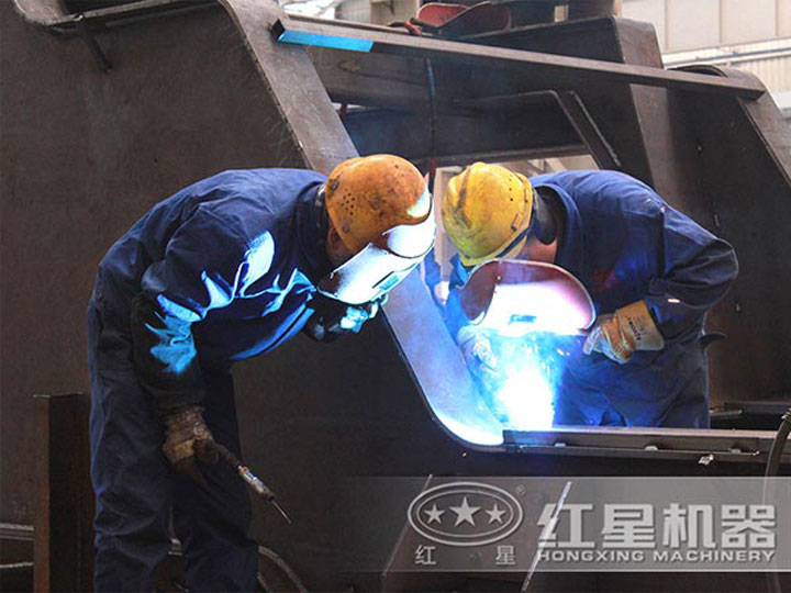 車間生產加工移動破碎機，每一臺設備都是匠心打造