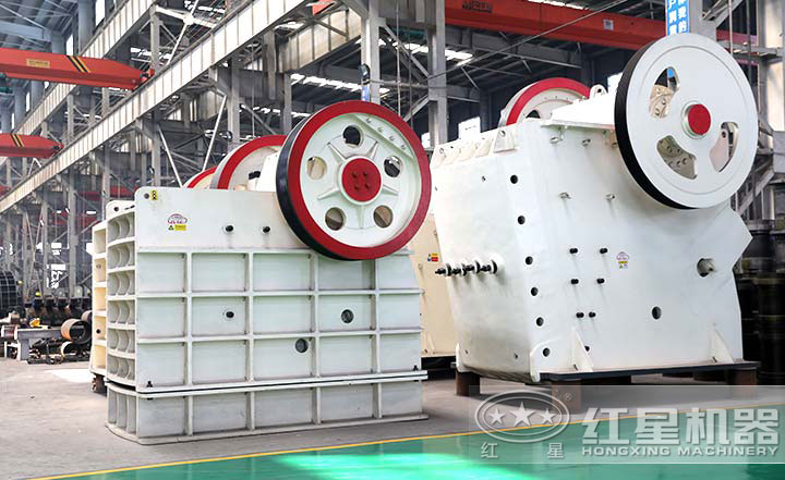 顎式破碎機實拍圖，型號多樣，價格在10-80萬之間