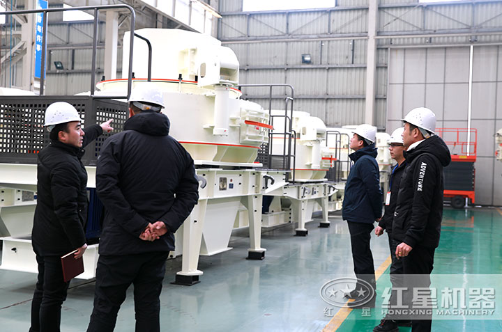 用戶來廠考察，有業(yè)務經(jīng)理現(xiàn)場報價